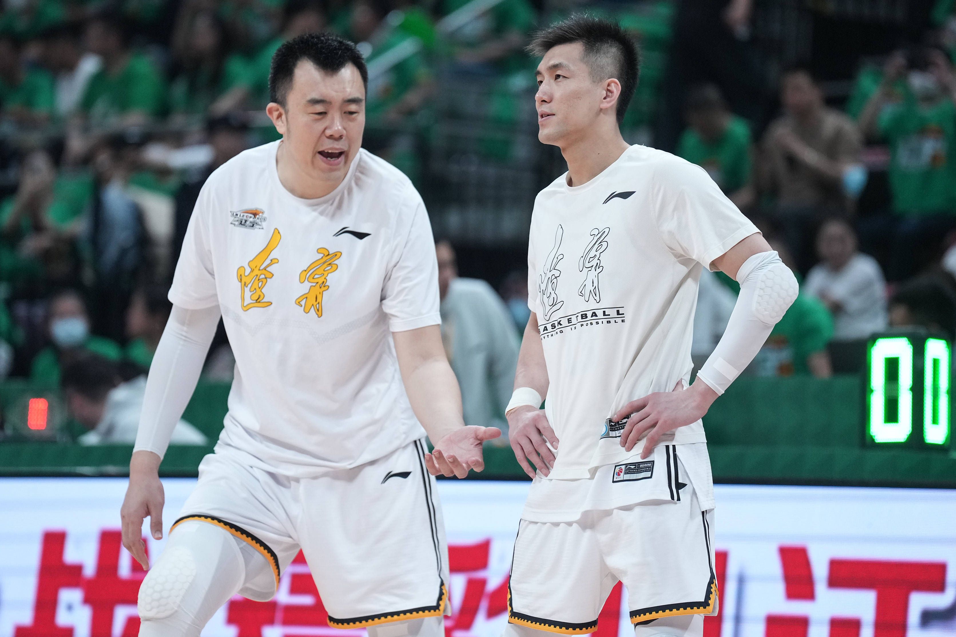 尽管球队遭遇两连败，但哈维依旧乐观地看待未来：“我们仍然有四个冠军可以去争夺。